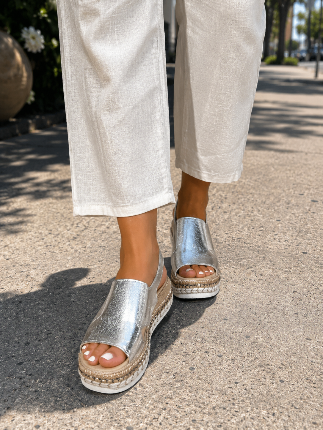 Simone comfort sandals in silver – on foot